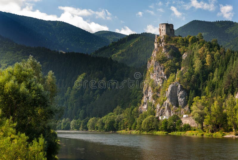 Majestátne z hrad sú dominantné vyššie rieka.